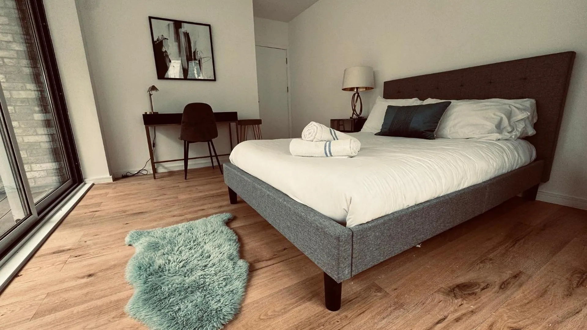 Brand New Spacious 3 Bed City Apartment With Terrace In Shoreditch London